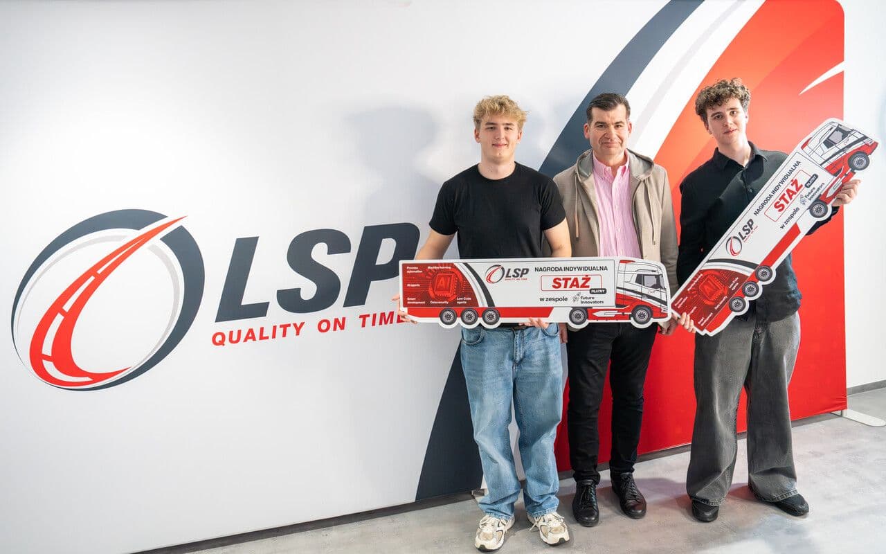 Kamil Leśkiewicz receiving award at Techni Schools Code Camp hackathon 2025 in Warsaw - Fullstack Developer portfolio